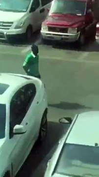 بالفيديو مواطن يصور وافد اثناء سرقته سيارة بالسعودية