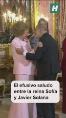 Así ha sido el efusivo saludo entre la reina Sofía y el expolítico del PSOE y exsecretario general de la OTAN, Javier Solana, durante el acto de entrega del Toisón de Oro