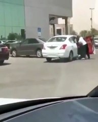 بالفيديو سعودي يعتدي بالضرب على زوجته بالشارع