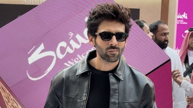 ऑल ब्लैक लुक में छा गए Kartik Aaryan