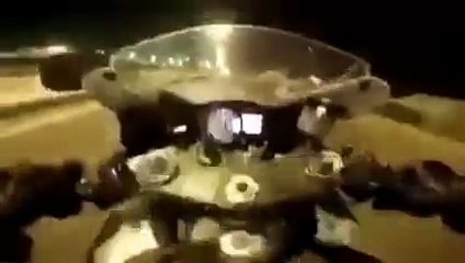 قائد دراجة نارية يصور نفسه على الطريق فوقعت الكارثة