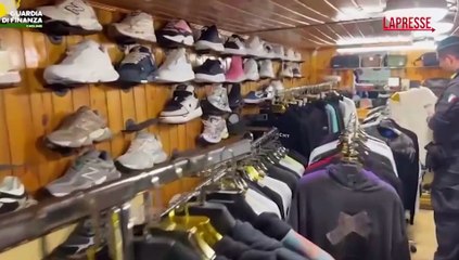 Cagliari, migliaia di abiti contraffatti in una boutique clandestina: le immagini del blitz della Gdf