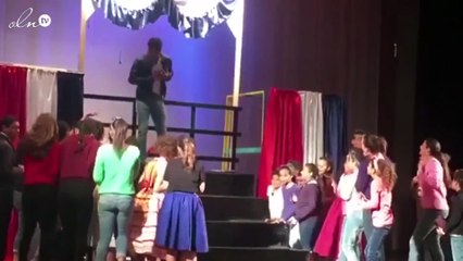 "ابن الوز عوام".. هكذا علّق إدوارد على غناء ابنه على المسرح