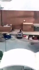 لص يسرق جهاز الكاشير بأحد المطاعم الشهيرة بالرياض