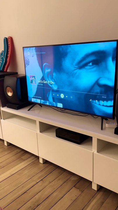 Elle fait appel à un "homme capable" pour l'électricité et la plomberie, mais la soirée prend une autre tournure