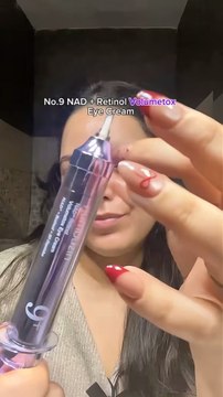 Pas besoin d’injections effrayantes ! Je teste cette crème contour des yeuxElle cible les rides, les petites ridules et apporte un regard plus lissé et lifté.Parfait si tu veux un effet “injection-like” à la maison… mais sans aiguille 😉