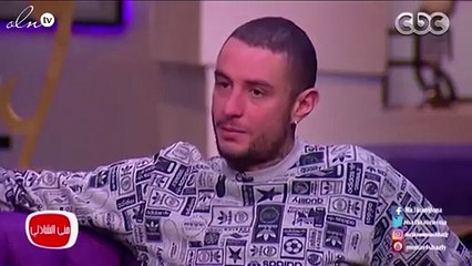 بالفيديو.. ممثّل مصري يصدم الجمهور بظهوره في أحد البرامج مرتدياً حلّقاً