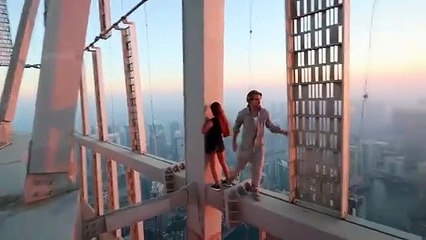 عارضة روسية تتدلى من سطح ناطحة سحاب في دبي لأغرب سبب!