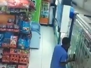 كاميرات المراقبة تكشف جريمة داخل أحد المحلات