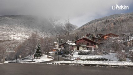Des flocons de neige tombént en Savoie