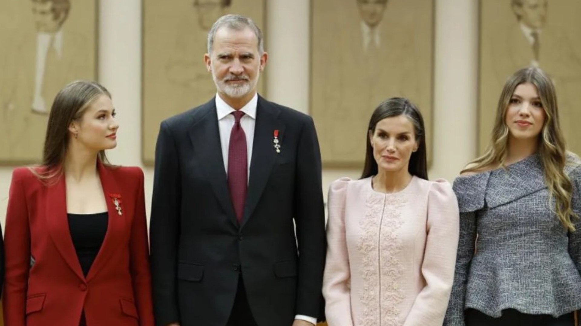 El acto acad�mico celebrado en el Congreso para conmemorar el 50 aniversario del inicio de la Transici�n ha servido como homenaje al papel desempe�ado por Juan Carlos I y al esp�ritu de "consenso" y "reconciliaci�n" que caracteriz� aquella etapa. Seg�n los participantes, aquel clima de entendimiento, impulsado por la ciudadan�a y canalizado por la Corona, deber�a recuperarse hoy, situando nuevamente al Rey en el centro de la "concordia" y como s�mbolo de la "unidad".

Ante estas apelaciones, Felipe VI reiter� el compromiso adquirido en su proclamaci�n: asegur� que "la Corona estar� siempre al servicio de los ciudadanos, porque en ese servicio encuentra su raz�n de ser". Subray� adem�s que la Espa�a democr�tica es, antes que nada, "una idea valiosa a la que merece la pena dedicar la vida cotidiana".
El periodista I�aki Gabilondo insisti� en que la Monarqu�a debe representar "transversalidad", una reflexi�n compartida por otros participantes, que coincidieron en que la Transici�n se define por la "concordia" y por el papel "capital" que desempe�� la Corona. El acto, presidido por los Reyes y acompa�ado por la Princesa y la Infanta, cont� con la presencia de autoridades del Estado y representantes pol�ticos.
El historiador Juan Pablo Fusi destac� el "�xito" que supuso la construcci�n de una Espa�a democr�tica tras una ruptura completa con la Dictadura, y record� que la legitimidad del proceso qued� consagrada en la Constituci�n sometida a refer�ndum.