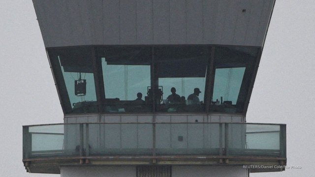 Thousands of air traffic controllers not getting bonus for working during shutdown