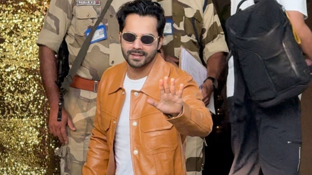 एयरपोर्ट पर डैशिंग लुक में स्पॉट हुए Varun Dhawan