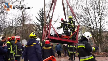 Mueren 31 personas en un ataque con misil ruso contra una zona residencial en Ternópil