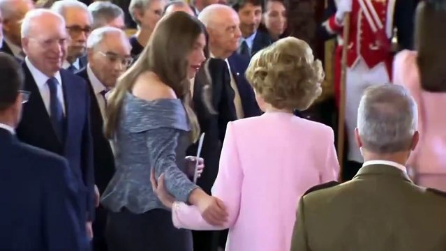 Los gestos de cariño de la princesa Leonor y la infanta Sofía con su abuela, la reina Sofía
