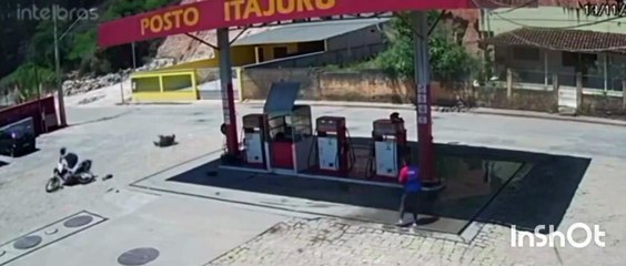 VIDEO: Comerciante encuentra a ladrones y los atropella en una gasolinera