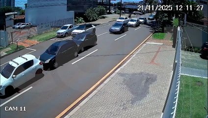 Vídeo mostra engavetamento entre Sandero, Fiesta, Palio e Civic no Centro de Cascavel