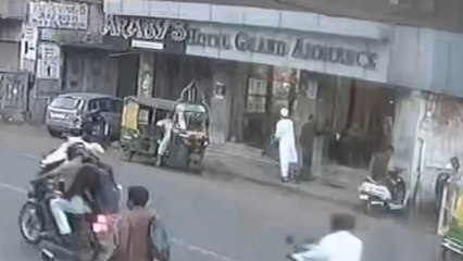 video: अहमदाबाद के होटल से निकलते का संदिग्ध अहमद का फुटेज आया सामने