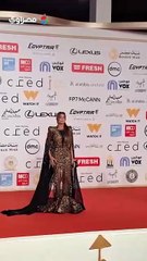 فستان تصميمه غريب.. داليا مصطفى على السجادة الحمراء في ختام مهرجان القاهرة السينمائي