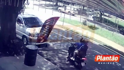 Para não fazer retorno correto, motociclista anda na contramão e bate de frente com outra moto em Maringá