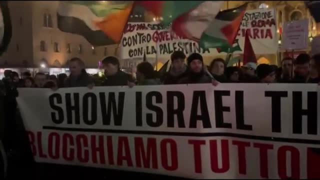 Bologna, il video del corteo degli attivisti per la Palestina contro la partita del Maccabi Tel Aviv: «Mostriamo il cartellino rosso a Israele»