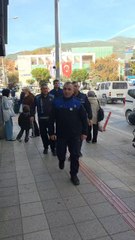 Gemlik Belediyesi Zabıta Müdürlüğü ekiplerimiz, kentin işlek noktalarındaki dönercilerde hijyen denetimleri yaptı. Ocak ve tezgâh temizliği, mutfak düzeni, soğuk hava koşulları ve ürün saklama alanları tek tek incelendi