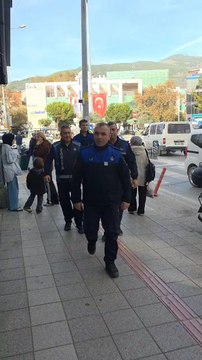 Gemlik Belediyesi Zabıta Müdürlüğü ekiplerimiz, kentin işlek noktalarındaki dönercilerde hijyen denetimleri yaptı. Ocak ve tezgâh temizliği, mutfak düzeni, soğuk hava koşulları ve ürün saklama alanları tek tek incelendi