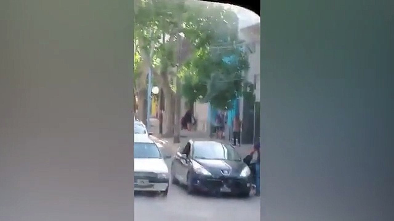 Locura por una pelea de tránsito que terminó a los tiros: un policía y dos hombres heridos