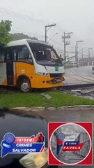 Ônibus perde controle, atinge poste e atropela motociclista em Lauro de Freitas