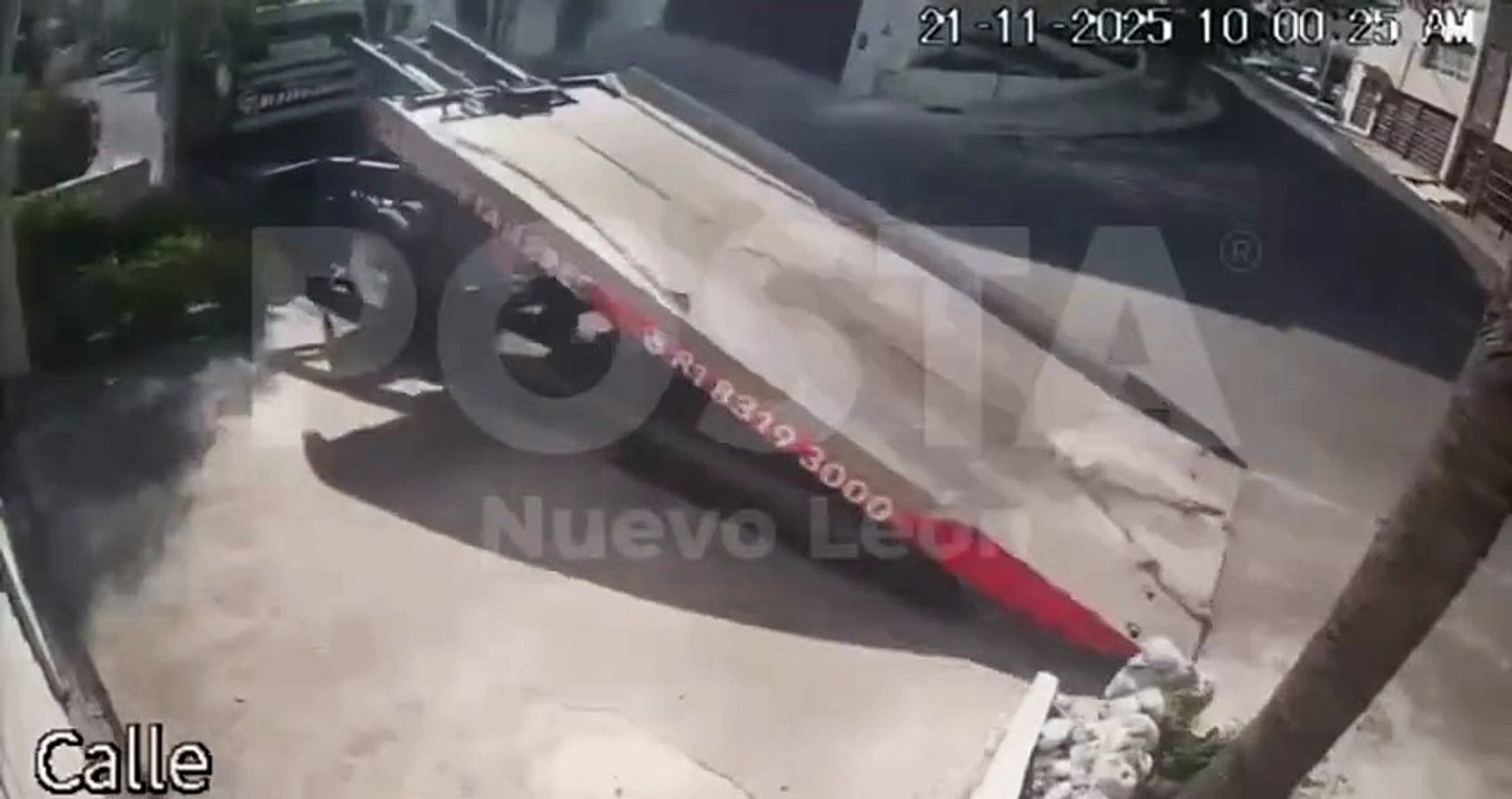 Grúa sin control provoca choque múltiple de 4 autos en Colinas Mederos de Monterrey