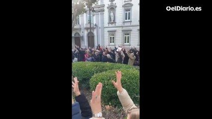 Gritos de "¡Manos arriba, esto es un atraco!" frente al Tribunal Supremo en una concentración contra la condena al fiscal general.