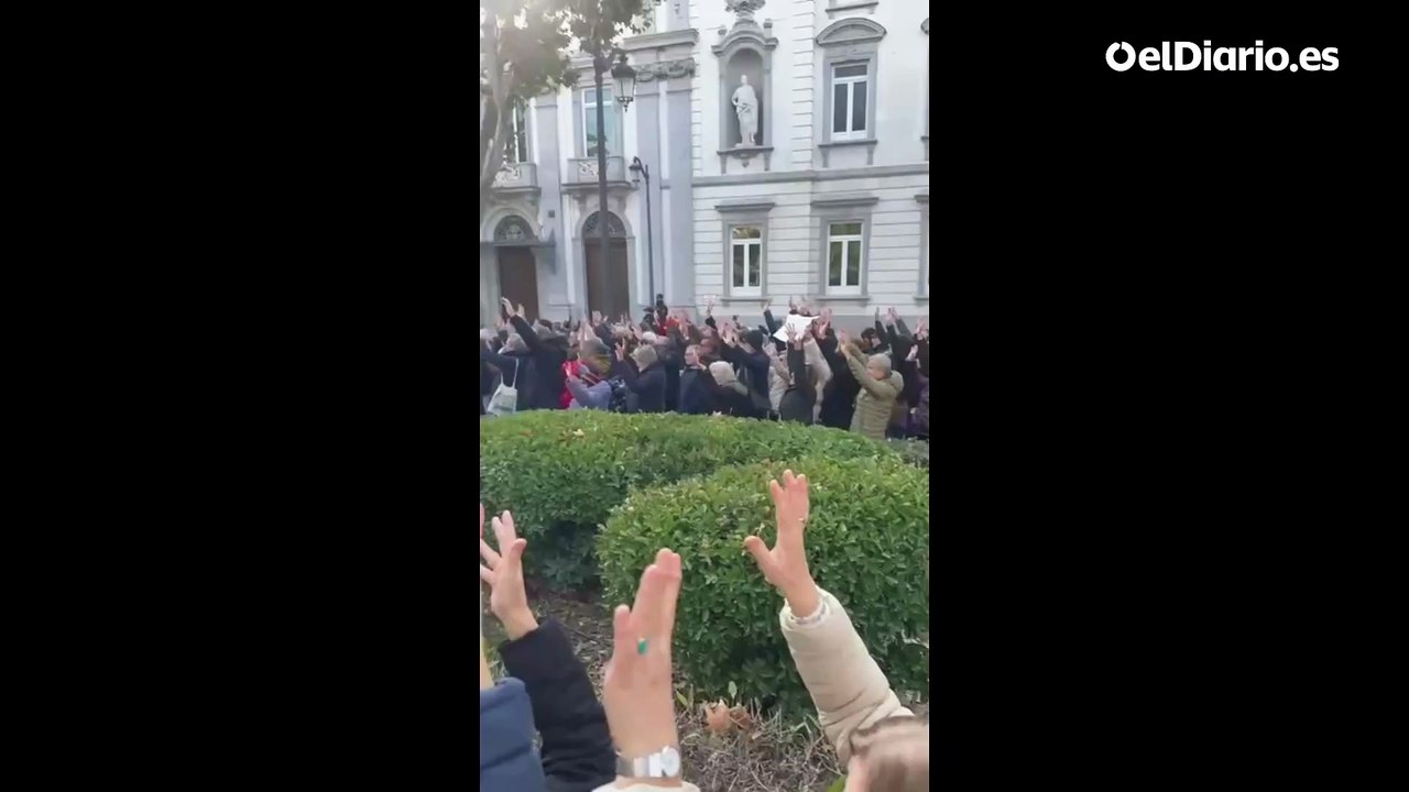 Gritos de "¡Manos arriba, esto es un atraco!" frente al Tribunal Supremo en una concentración contra la condena al fiscal general.