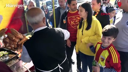 Bir dönem sahada top koşturuyordu! Şimdi maçlardan önce köfte ekmek satıyor