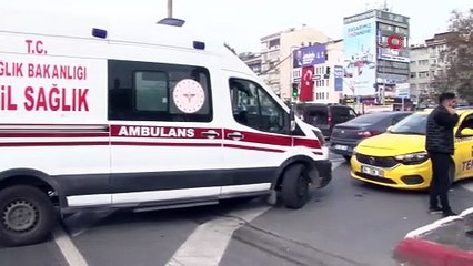 Fatih’te motosiklet ile taksi çarpıştı: Motosikletli yola savruldu