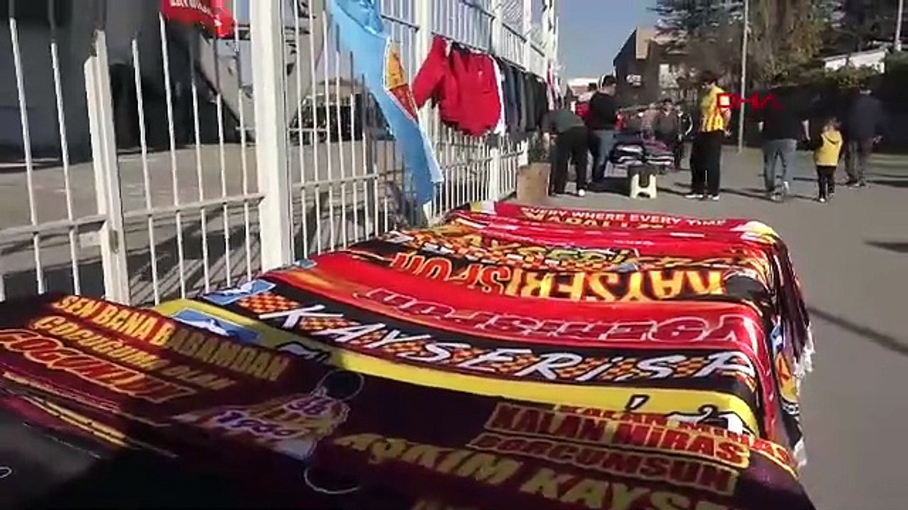 Stadyum önündeki köftecinin kim olduğunu duyan şaşıp kalıyor