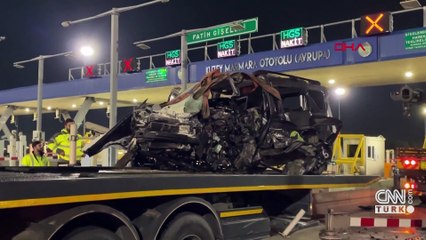 İstanbul'da gişelerde feci kaza: Araç metal yığınına döndü