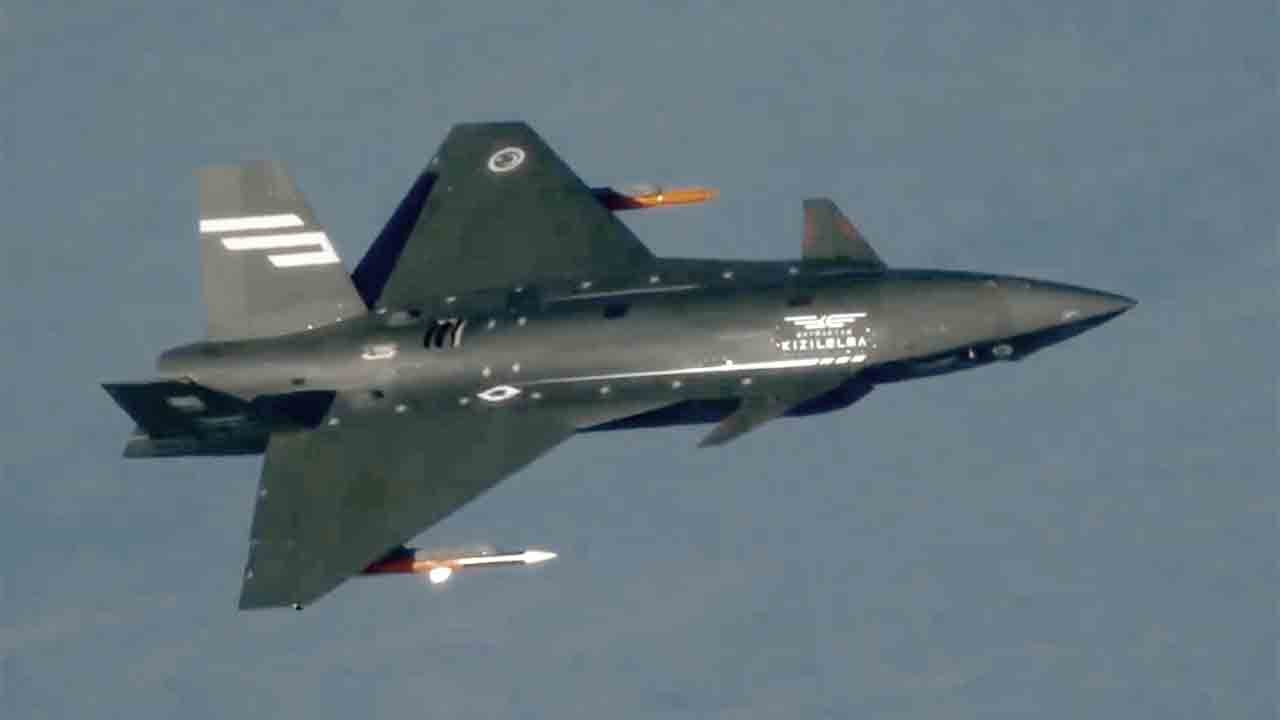 Turkish Kizilelma drone flies equipped with Gökdoğan air-to-air missiles