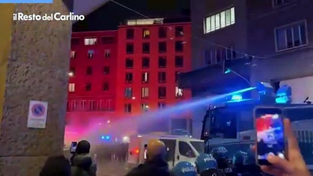 Lancio di bengala e idranti in via Marconi a Bologna: il video