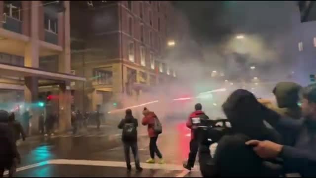 Il video della guerriglia a Bologna per la partita Virtus-Maccabi: i manifestanti lanciano petardi, la polizia risponde con idranti e lacrimogeni