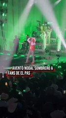 ¡Lo arrojó! Christian Nodal desata una feroz pelea entre fans por su ‘sombrero’ (VIDEO)
