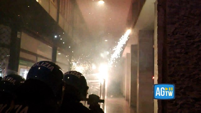 Guerriglia urbana a Bologna: barricate di cassonetti e raffica di fuochi d’artificio contro la polizia