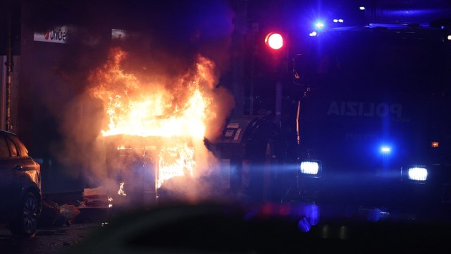 Bologna, la devastazione dei cantieri e i disordini in via Riva Reno dopo il corteo per Virtus-Maccabi: il video
