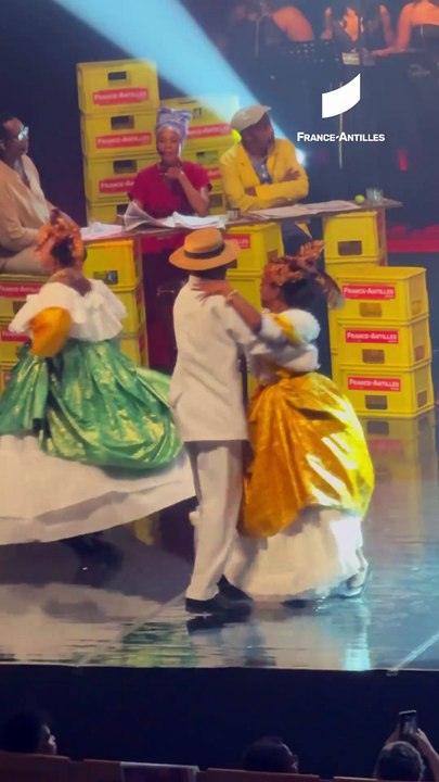 Explosion de couleurs, de rythmes et d’énergie sur scène !