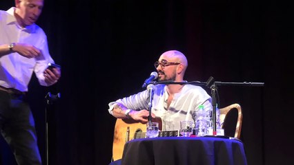 Abel Pintos vivió una mañana muy emotiva: volvió al lugar donde presentó su primer cassette