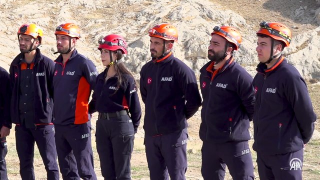 AFAD'ın yeni arama kurtarma ekipleri, göreve zorlu eğitimlerle hazırlanıyor