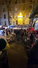 Les Poulbots de Montmartre ouvrent le marché de Noël des Abbesses en fanfare