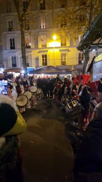 Les Poulbots de Montmartre ouvrent le marché de Noël des Abbesses en fanfare