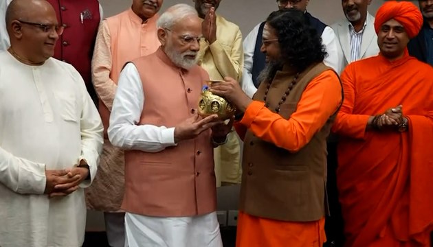 PM Narendra Modi meets heads of prominent community organisations in South Africa