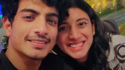 घुटनों पर बैठकर पहनाई रिंग, Smriti Mandhana को लगाया गले!