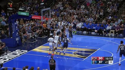 Mavericks - Le poster dunk de P.J. Washington sur Yves Missi